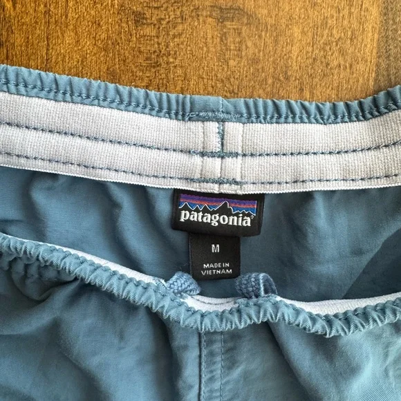 Women’s Patagonia Baggies 5” Medium - Picture 2 of 4